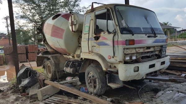 รถนิสสัน  10  ล้อ UD โม่ปูน CWM430 / 230 แรงม้า.    สนใจติดต่อ  081 - 6079515