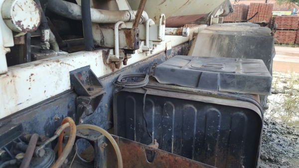 รถนิสสัน  10  ล้อ UD โม่ปูน CWM430 / 230 แรงม้า.    สนใจติดต่อ  081 - 6079515