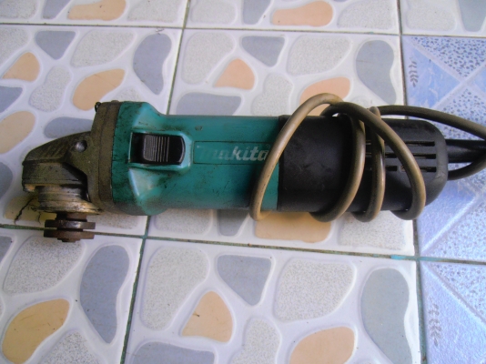 เครื่องเจียหัวหมู มากิต้า 4 นิ้ว 9556HN เครื่องเจียหัวหมู มากิต้า 4 นิ้ว 9556HN