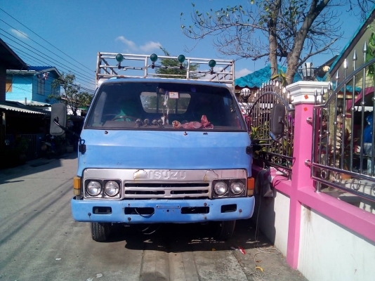 หกล้อ อีซูซ 110แรง ช่วงยาว 5.20ม สภาพดีพร้อมใช้ เล่มทะเบียนพร้อมโอน