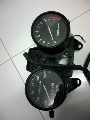 เรือนไมล์กลมพร้อมชุดสายไฟและวัดรอบเครื่องมอไซค์ ราคา 700 บาทพร้อมส่ง