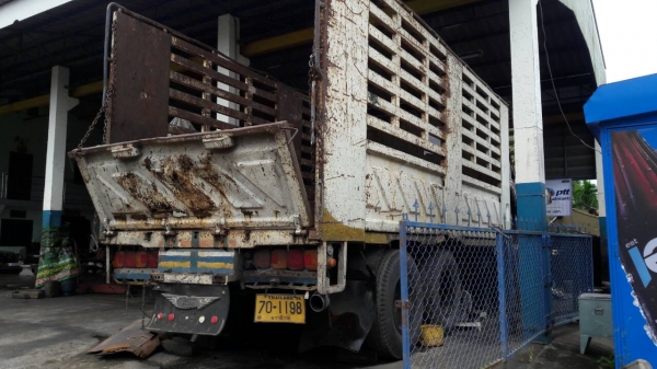 ขายรถบรรทุก 10 ล้อรั้ว HINO KT 925 เครื่อง JO8C เพลาเดียว 220 แรงม้า กระบะสามมิตรลอนเฉียง ราคา 350000