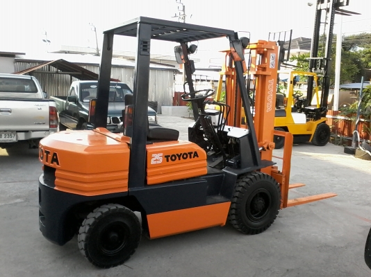 ขายรถยกฟอล์คลิฟต์ดีเซล.ขนาด2.5ตัน.เสาสูง3เมตร.งาสไลด์ ราคา 230,000 บาท