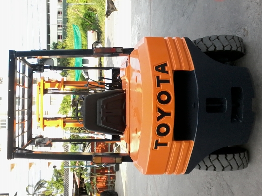 ขายรถยกฟอล์คลิฟต์ดีเซล.ขนาด2.5ตัน.เสาสูง3เมตร.งาสไลด์ ราคา 230,000 บาท