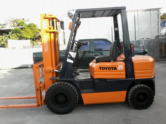 ขายรถยกฟอล์คลิฟต์ดีเซล.ขนาด2.5ตัน.เสาสูง3เมตร.งาสไลด์ ราคา 230,000 บาท