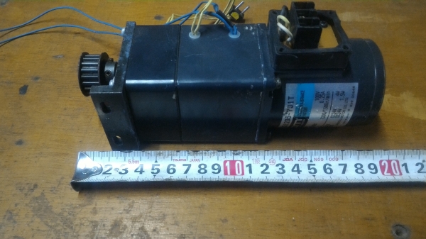 มอเตอร์เกียร์ทด ORIENTAL MOTOR แบบมีเบรคและคลัทช์ ขนาด 5 W. ทดแล้วหมุนที่ 77 รอบต่อนาที แรงบิดเยอะ