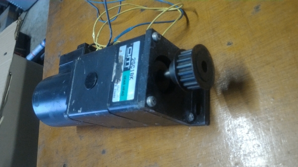 มอเตอร์เกียร์ทด ORIENTAL MOTOR แบบมีเบรคและคลัทช์ ขนาด 5 W. ทดแล้วหมุนที่ 77 รอบต่อนาที แรงบิดเยอะ