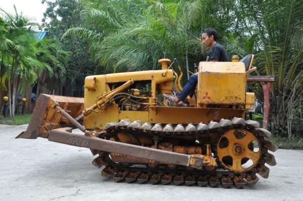 ((ลดกระหน่ำ))ขายรถดัน แทรกเตอร์ตีนตะขาบMITSUBISHI BD2D ใบมีดสภาพสวยเดิมจากญี่ปุ่น ขายถูกๆ129,000บาท!!!