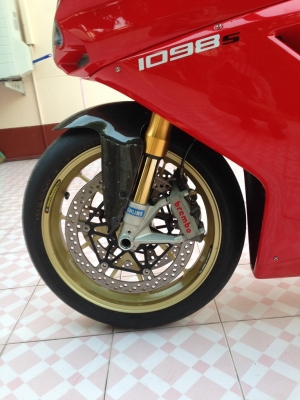 ขายDucati 1098S. สภายสวยครับราคาเบาๆๆเครื่องดีสมบูรณ์ครับ. ของแต่งพอสมควรครับ ขายDucati 1098S. สภายสวยครับราคาเบาๆๆเครื่องดีสมบูรณ์ครับ. ของแต่งพอสมควรครับ