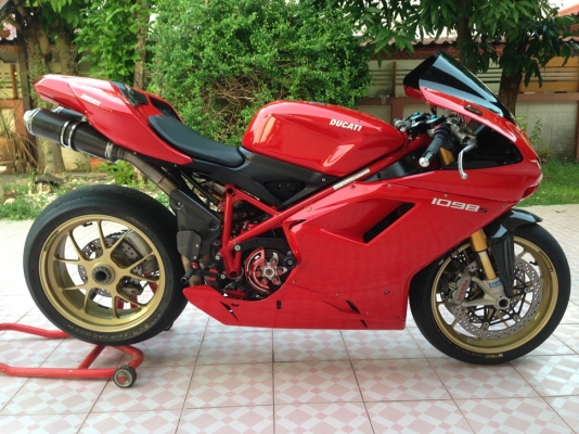 ขายDucati 1098S. สภายสวยครับราคาเบาๆๆเครื่องดีสมบูรณ์ครับ. ของแต่งพอสมควรครับ
