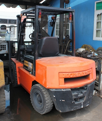 โฟล์คลิฟท์ Komutsu SD-30 เครื่องดีเซล เสา3เมตร ใช้งานได้ปรกติ