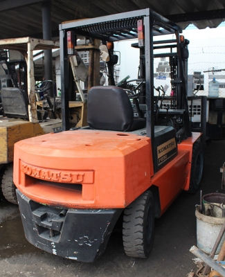 โฟล์คลิฟท์ Komutsu SD-30 เครื่องดีเซล เสา3เมตร ใช้งานได้ปรกติ