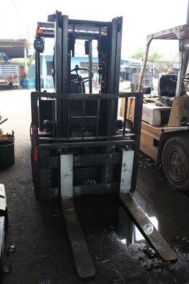 โฟล์คลิฟท์ Komutsu SD-30 เครื่องดีเซล เสา3เมตร ใช้งานได้ปรกติ