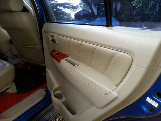 toyota fortuner ปี 05 เครื่อง 2700 เบนซิล เกียร์ออโต้ โฟร์  ติดแก๊ส lpg