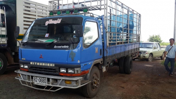 ขายหกล้อ MITSUBISHI 6ล้สภาพพร้อใใช้งาน เครื่องดี ยางสวย หัวเดิมบาง เอกสารเล่มทะเบียนพร้อมโอน