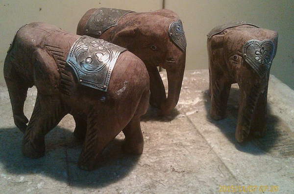 ช้างไม้แกะสัก งานเก่า