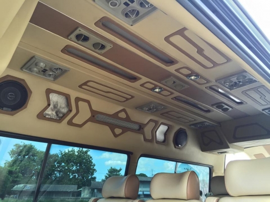 ขายรถตู้หลังคาสูง รุ่น commuter ปี 2004 เครื่อง 3000 cc ดีเซล แต่ง ViP เครื่องดี รถสวย ขับดี วิ่งเงียบ วิ่งนิ่ม แอร์เย็น มีจอ 2 จอ ใช้งานได้ปกติ. มีประกันชั้น 1