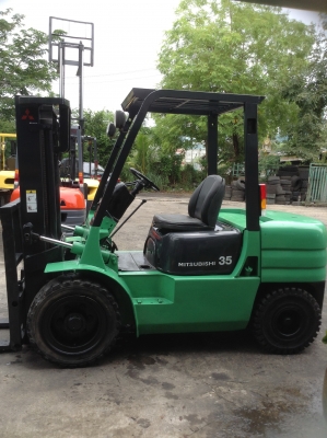 +++ ขายโฟล์คลิฟท์  MITSUBISHI  FD30  ขนาด  3  ตัน  เครื่องยนต์ดีเว,  เสา  3  เมตร  เกียร์ธรรมดา  งา 1,070  มม.  ยางตันหลังใหม่ ครับ