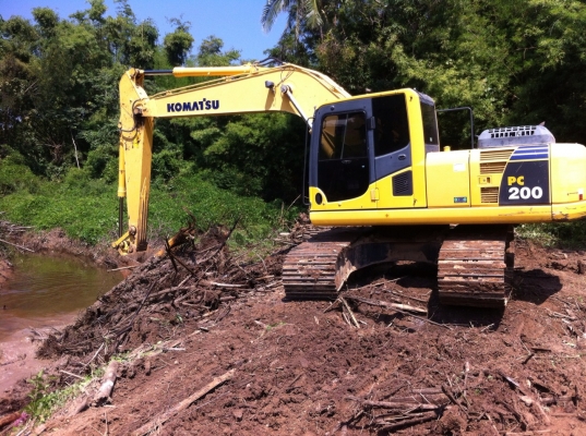 ขายรถแบคโฮ KOMATSU PC-200-8 ปี.55  เล่มทะเบียน 3600 กว่า ช.ม ราคา.2200000 ต่อรองคับ สนใจโทรจองเลย