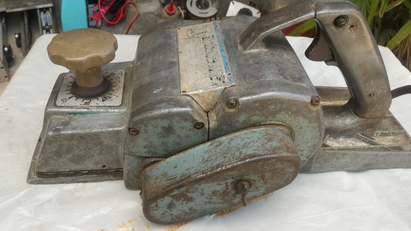 กบไสไม้ไฟฟ้า makita ขนาด 5 นิ้ว ตัวนี้ผลิตจาก MAKITA ญี่ปุ่น ใช้ไฟ 220 V.