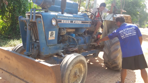 รถไถฟอร์ด77 พร้อมไช้งานสวยมากๆ ไมร์900ช.ม.  ขายใน  ราคา298000บาท รถอยู่วังบัว คลองขลุง กำแพงเพชร   มีไบมีดหน้าหนึ่ง 1อัน ผาน7หนึ่งอันทะเบียนพร้อม สนใจสอบุถามได้ที่081 3655997 อำพร  พาเจริญ  ราคาต่อรองได้อีกนะครับ