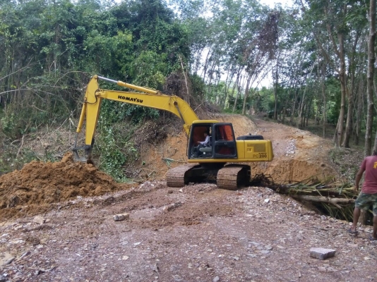 ขายรถแบคโฮ KOMATSU PC200-6 เอกสารเล่มทะเบียน ระไฟเต็ม ราคา 900000