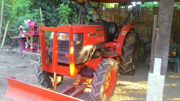 ขายรถไถ KUBOTA L4508Di สภาพดีเดิมๆพร้อมใช้งาน อุปกรณ์ครบ 3 ชิ้นมีพร้อมดันหน้า ผานพรวนและ โรตารี่