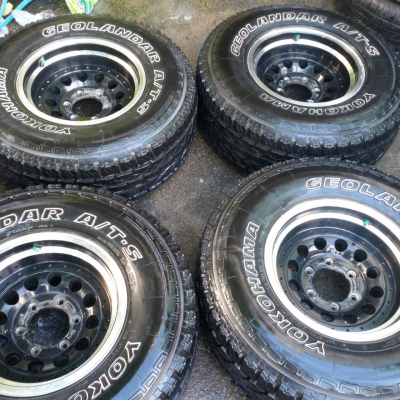 ล้อขอบ 15  6รู กว้าง 8.5 พร้อมยางปี 14 YOKOHAMA 31*10.5 ทั้งชุด 17,000