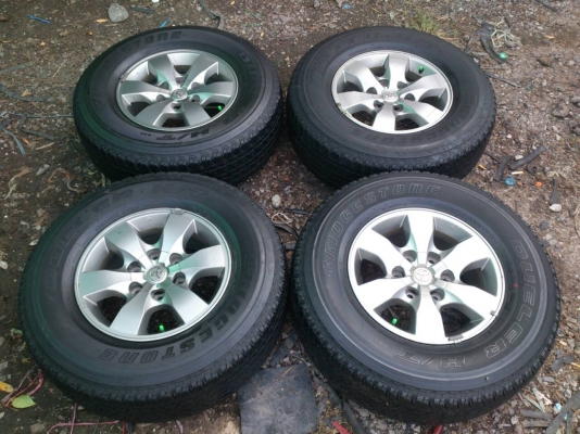 ขายแม็ก TOYOTA VIGO ขอบ16 รุ่นพิเศษสีเทา พร้อมยางบริดสโตน ปี12 ถูกๆ  พร้อมน๊อตแท้ 24 ตัว  จำนวน 1 ชุด 5800