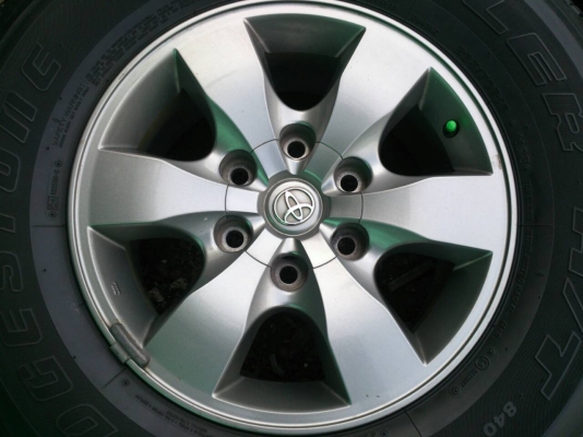 ขายแม็ก TOYOTA VIGO ขอบ16 รุ่นพิเศษสีเทา พร้อมยางบริดสโตน ปี12 ถูกๆ พร้อมน๊อตแท้ 24 ตัว จำนวน 1 ชุด 5800 ขายแม็ก TOYOTA VIGO ขอบ16 รุ่นพิเศษสีเทา พร้อมยางบริดสโตน ปี12 ถูกๆ พร้อมน๊อตแท้ 24 ตัว จำนวน 1 ชุด 5800