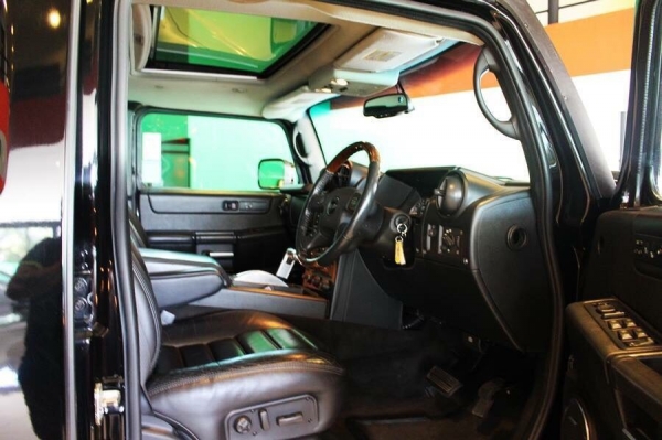 ขาย Hummer H2 ปี2005 จด 2012 สีดำเดิม (หายากมาก) ตัวท็อปสุด มีซันรูฟ เครื่องเสียง boss จอ 4 จอ เบาะ 3 แถว ตัวแขวนยางอะไหล่หลัง ชุดแต่งรอบคันตัวนอก สภาพสวยพร้อมลุย ราคาพิเศษสุด 4,190,000 บาท . ✔️ฟรี เคลือบสีรถด้วย Glass Coating (เคลือบแก้ว) . ✔️ฟรี ตรวจเช็