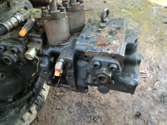 ขายปั๊มไฮโดรลิค KOMATSU PC200 รุ่น 7 ราคา120000 บาท