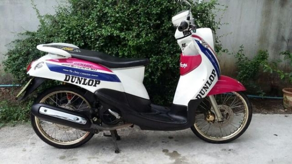 ขาย Yamaha fino ลายน่ารักๆ  - เครื่องเดิมสนิท เฟืองท้ายไม่มีหอน แต่งภายนอกอย่างเดียว - ลงล้อทอง ยางเปลี่ยนใหม่ - โช๊ค แก๊สแต่ง สีแดงทอง - มือเบรค รุ้ง - เบาะปาด - ทะเบียนพรบ. ไม่ขาด ภาษีไม่ขาด - รถบ้านใช้งานปกติ มาขี่ดูก่อนคับ ไม่ถูกใจไม่ว่ากันครับ  มาดูร