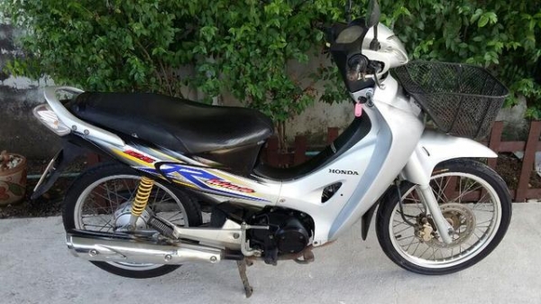 ขาย Honda wave 125 r เดิม  - เครื่องเดิมสนิทคลัชเต็มเกียร์ไม่ลูด - ลงล้อdid แท้ ยางเปลี่ยนใหม่ - โช๊คเดิมต้นเหลือง - เบาะเดิมๆ - ทะเบียนพรบ. ไม่ขาด ภาษีไม่ขาด - รถบ้านใช้งานปกติ มาขี่ดูก่อนคับ ไม่ถูกใจไม่ว่ากันครับ  มาดูรถได้ที่ ถนนสรงประภา แขวงสีกัน เขตด