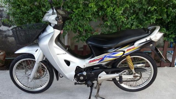 ขาย Honda wave 125 r เดิม  - เครื่องเดิมสนิทคลัชเต็มเกียร์ไม่ลูด - ลงล้อdid แท้ ยางเปลี่ยนใหม่ - โช๊คเดิมต้นเหลือง - เบาะเดิมๆ - ทะเบียนพรบ. ไม่ขาด ภาษีไม่ขาด - รถบ้านใช้งานปกติ มาขี่ดูก่อนคับ ไม่ถูกใจไม่ว่ากันครับ  มาดูรถได้ที่ ถนนสรงประภา แขวงสีกัน เขตด