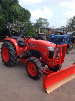 แทรกเตอร์คูโบต้า 4708 สภาพดีมาก สีเดิมๆ พร้อมใช้งาน มีผานดันหน้า และ ผานหลังให้ด้วย