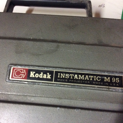 ขายเครื่องฉายภาพยนตร์ Kodak (USA) รุ่น Instamatic M95 ขนาด 8 ม.ม. (แถมม้วนฟิลม์) ขายตามสภาพ อุปกรณ์ครบ แบบพกพา (กระเป๋าหิ้ว) ไฟ 120 VAC ราคา 5,800 บาท