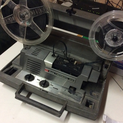 ขายเครื่องฉายภาพยนตร์ Kodak (USA) รุ่น Instamatic M95 ขนาด 8 ม.ม. (แถมม้วนฟิลม์) ขายตามสภาพ อุปกรณ์ครบ แบบพกพา (กระเป๋าหิ้ว) ไฟ 120 VAC ราคา 5,800 บาท