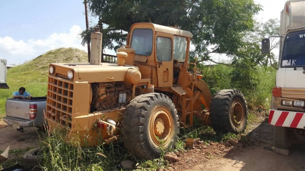 ขายรถตักเอวอ่อนตามสภาพ ดิสเบรคหน้า-หลัง เอกสารใบอินวอยซ์ ไม่มีบุ้งกี๋กับปั้มดีเซล เครื่อง เกียร์ ปั้มอยู่ครบครับ ราคาต่อรองได้