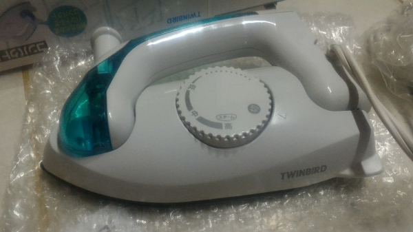 เตารีดไอน้ำพกพาพับเก็บมือจับได้ ยี่ห้อ TWINBIRD ของใหม่ ตัวเตารีดเคลื่อบทำให้รีดลื่นไม่ติด