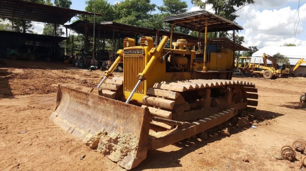 ขายแทรคเตอร์ KOMATSU D50P ตีนเป็ด สภาพพร้อมใช้งาน เครื่องดี ช่วงล่างแน่น เอกสารใบซื้อขายครับ