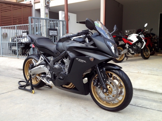 ขาย CBR650 ปี2015 สภาพใหม่มาก พร้อมประกันชั้น1 วิ่ง5XXX km ราคา 259000 บาท
