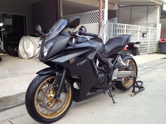 ขาย CBR650 ปี2015 สภาพใหม่มาก พร้อมประกันชั้น1 วิ่ง5XXX km ราคา 259000 บาท