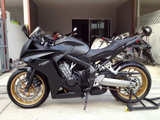 ขาย CBR650 ปี2015 สภาพใหม่มาก พร้อมประกันชั้น1 วิ่ง5XXX km ราคา 259000 บาท