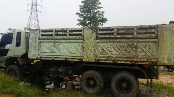 กระบะดั้มสามมิตร...ยาว6เมตร ครบชุด(ยกเว้นเกียร์ฝาก) พร้อมยกลง...ยังอยู่บนรถ.