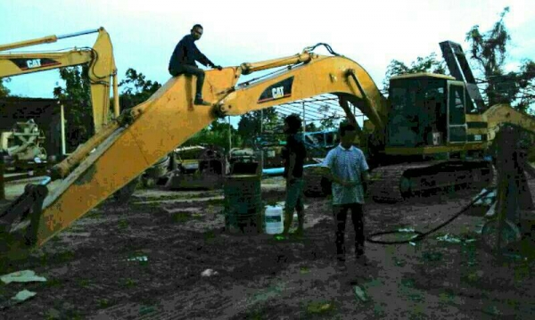 ขายรถแบคโฮ CAT E200B ปั๊ม V1 เครื่องมิตซู ช่วงล่างเต็ม เอวแน่น ไม่มีเอกสาร ราคา 650000