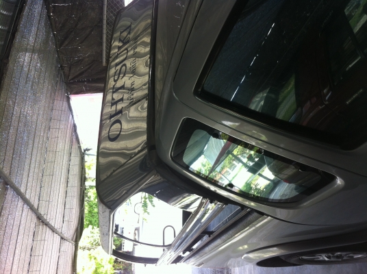 หลังคาใส่กะบะแค็ป มีเบาะนั่งไว้รับส่งผู้โดยสาร