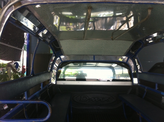 หลังคาใส่กะบะแค็ป มีเบาะนั่งไว้รับส่งผู้โดยสาร