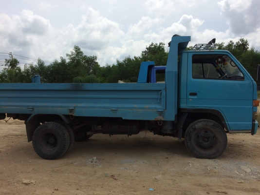 รถดั้มพ์ 6 ล้อ