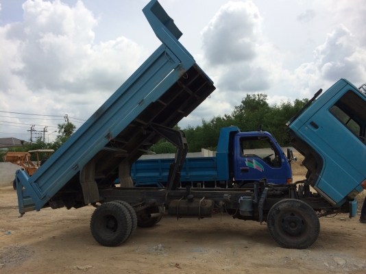 รถดั้มพ์ 6 ล้อ